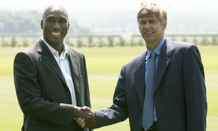 Sol Campbell serre la main d'Arsène Wenger alors qu'il est présenté comme joueur d'Arsenal en juillet 2001.