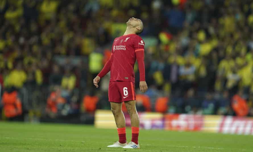 Thiago, o jogador do Liverpool, responde após perder a oportunidade de gol.