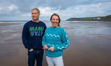 Ben Hewitt, co-fondateur de la réserve de surf, avec Claire Moodie, PDG de Plastic Free North Devon.