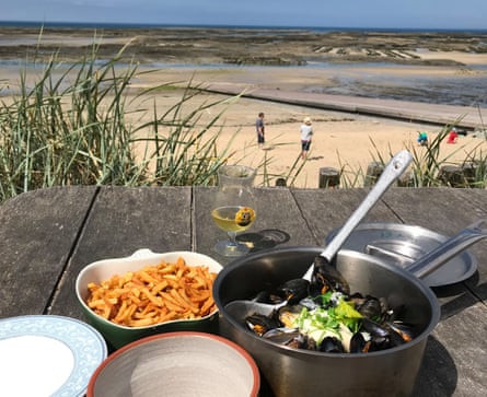 La Cale, france. Saucepans and food and beach behind