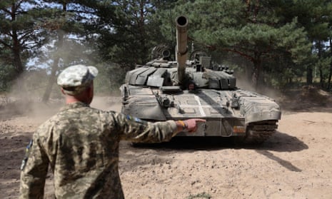 Ukrainian tanks in a training exercise in the Chernigiv region