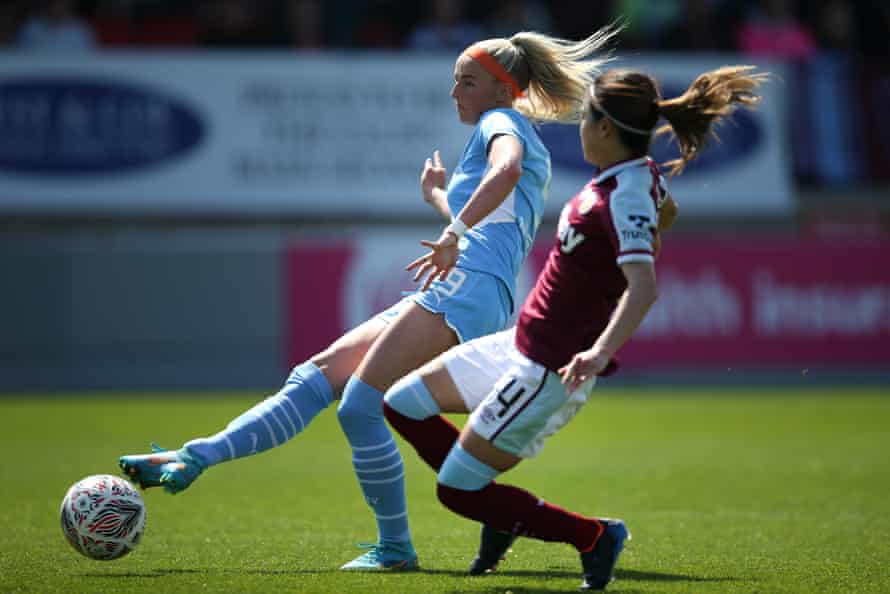 Chloe Kelly doubles the lead for Manchester City.