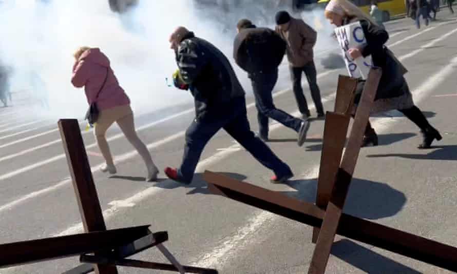 Kherson diary: ‘We have more deaths from lack of medication than from bullets’ | Ukraine 1 Demonstrators running