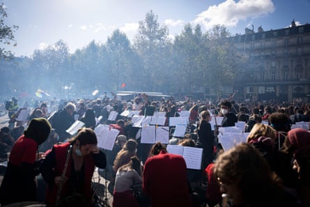The Orchestre du Nouveau Monde's concert in Place de la Republique on 17 October was disrupted when police used tear gas as broader demonstrations over living costs, education and public services drew large crowds.