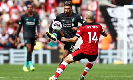 Alex Oxlade-Chamberlain goes up against Oriol Romeu during an impressive showing by the Liverpool midfielder at St Mary’s on Saturday
