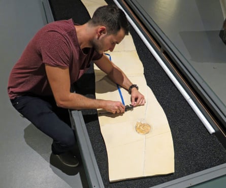 Dean Lomax studying the fossil at the Cosmocaixa Museum, Barcelona, Spain (2016)