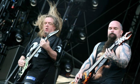 L-R: the late Jeff Hanneman and Kerry King performing at 2007’s Download festival.
