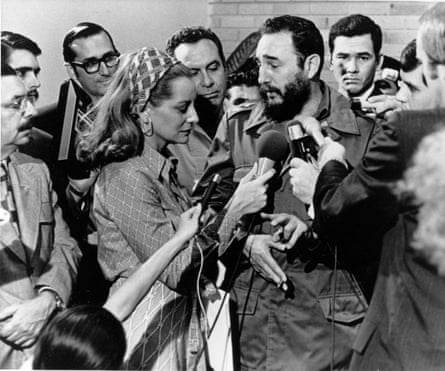 Fidel Castro, centro derecha, responde a una pregunta de la reportera estadounidense de NBC Barbara Walters, centro izquierda, durante una conferencia de prensa en La Habana, Cuba, en 1975.