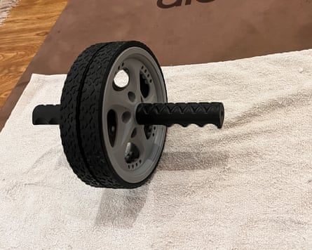 Una rueda de abdominales CAP Barbell de un gimnasio en casa