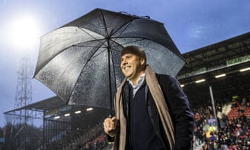 Feyenoord coach Arne Slot during the Eredivisie match at Go Ahead Eagles on Thursday night.