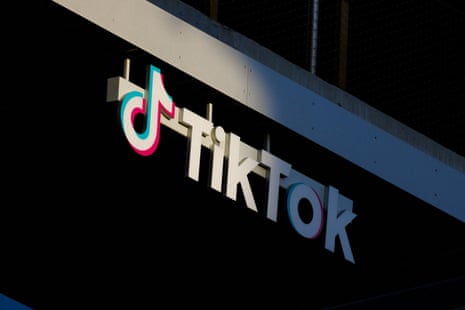 Trump TikTok Deal Talks Update: What's the Latest on the Future of TikTok in the US? 5 TikTok app with US and China flags
