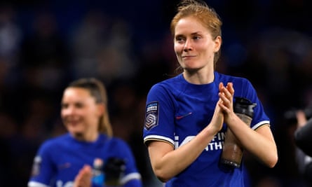 Sjoeke Nüsken applauds the Chelsea supporters