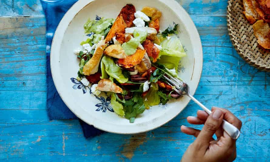 Salade de poulet rôti avec croûtons et vinaigrette au tahini vert.