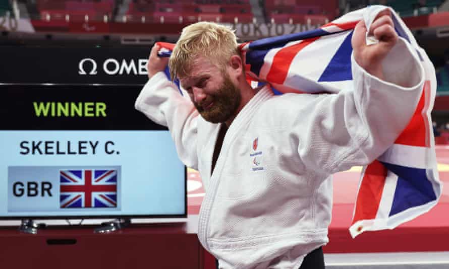 Chris Skelley celebrates his Paralympic gold medal