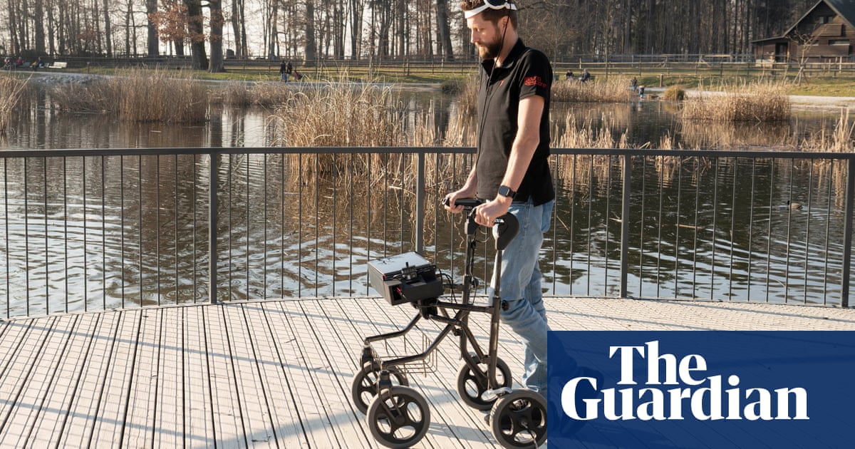 Paralysed man walks using device that reconnects brain with muscles