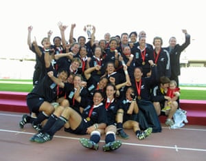New Zealand team with the World Cup after beating England in the 2002 Rugby World Cup final.
