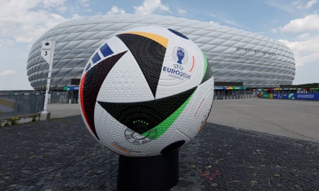 Bản sao bóng đá khổng lồ ở Munich
