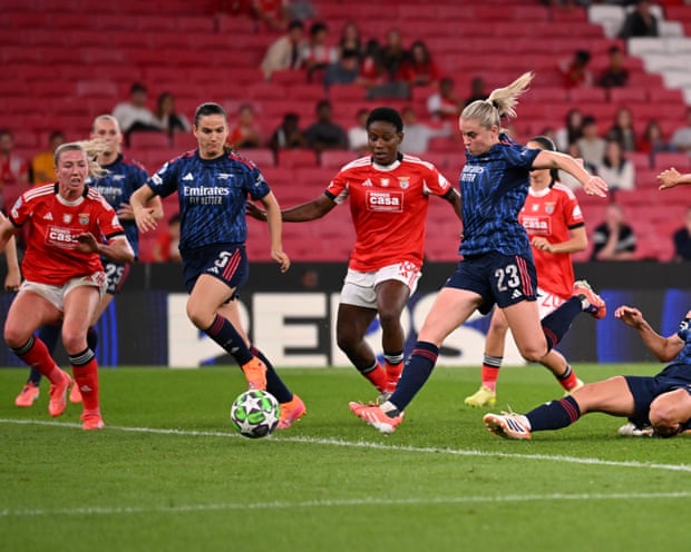 Alessia Russo finalizando para marcar o segundo gol do Arsenal