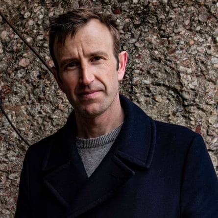 Head and shoulders shot of Robert Macfarlane.