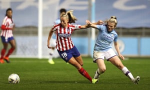 Toni Duggan (izquierda) se enfrenta con Lauren Hemp del Manchester City durante el partido de ida de la Liga de Campeones  entre las dos partes hace dos semanas.