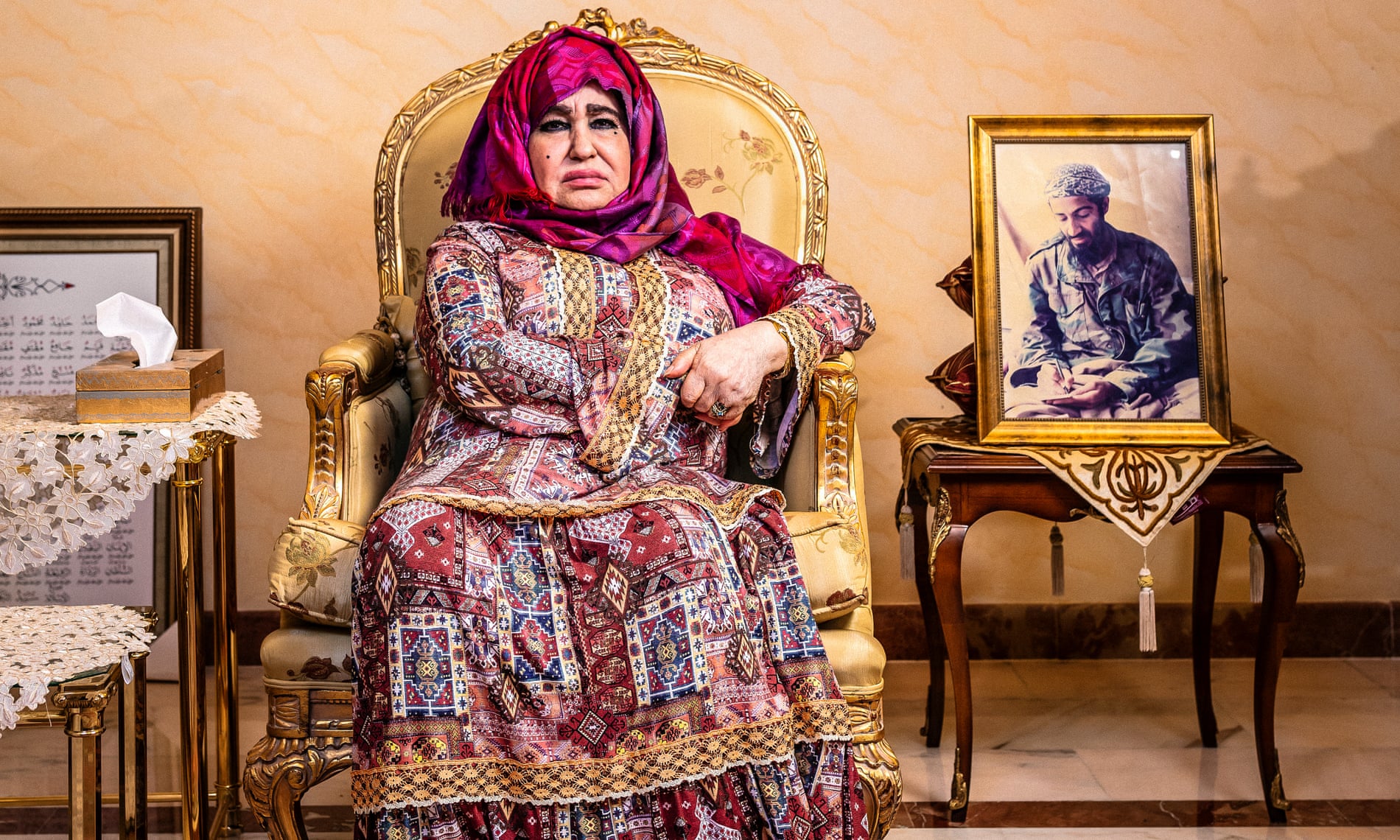 والدة اسامة بن لادن علياء غانم في منزلها في جدة بالسعودية. الصورة: ديفيد ليفين. الغارديان