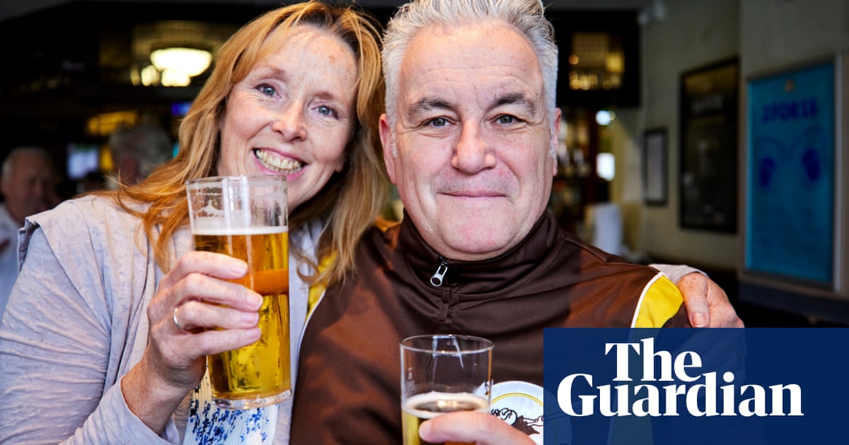 Grand gesture: musician Paul Heaton puts £1,000 behind bar at 60 pubs