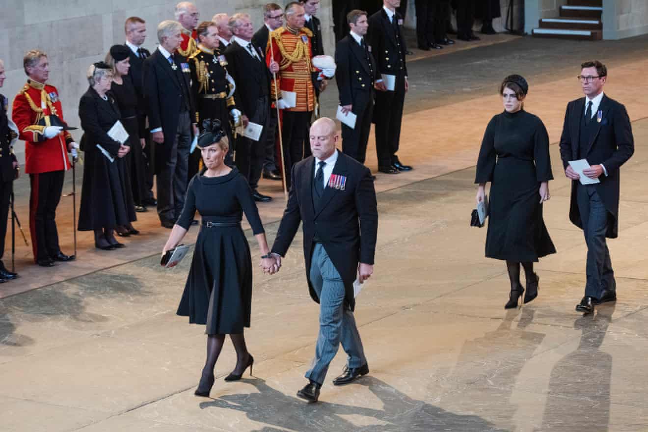 Nepoții reginei, Zara Tindall și soțul ei, Mike Tindall, și prințesa Eugenie cu soțul Jack Brooksbank, în Westminster Hall.