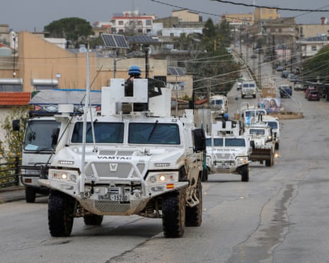 27 मार्च को दक्षिणी लेबनान के क़्लाया में मुख्य सड़क पर यूनिफ़िल वाहन चल रहे थे