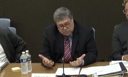 Dans une image vidéo publiée par le comité du 6 janvier, l'ancien procureur général William Barr prend la parole lors d'une déposition.