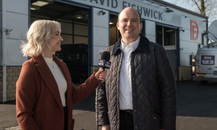 Florence Hall et Rory Kinnear dans Bank of Dave de Netflix.