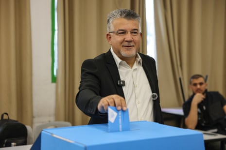 Ο Yousef Jabareen, ηγέτης της πολιτικής συμμαχίας Joint List, ψηφίζει για να ψηφίσει σε εκλογικό τμήμα στην πόλη Umm al-Fahm.