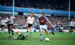 Sport. Football. pic: 26th December 1989. Division 1. Aston Villa 2 v Manchester United 0.<br>Sport, Football, pic: 26th December 1989, Division 1, Aston Villa 2 v Manchester United 0, Aston Villa midfielder David Platt goes round United goalkeeper Jim Leighton to score the 2nd goal, David Platt won 62 England international caps between 1990-1996 (Photo by Bob Thomas Sports Photography via Getty Images)