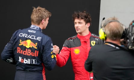 Max Verstappen (kiri) berjabat tangan dengan Charles Leclerc