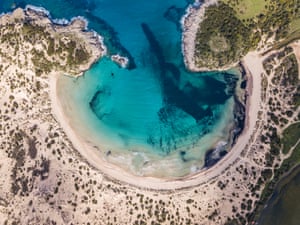 Vue aérienne de la plage de Voidokilia, une plage populaire de Messénie dans la région méditerranéenne de la Grèce