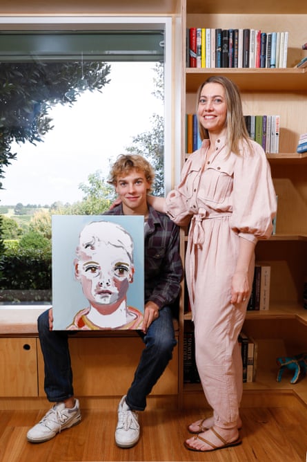 Kylie Needham dan putranya yang berusia 17 tahun Joe Quilty dengan potret diri yang dia lukis saat berusia 12 tahun.