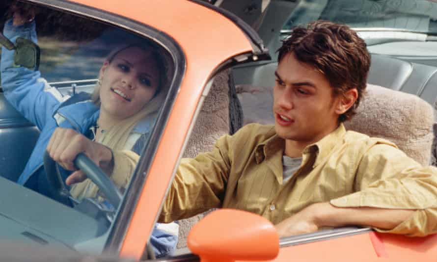 Kiireinen Philipps ja James Franco autossa kohtauksessa elokuvasta Freaks and Geeks