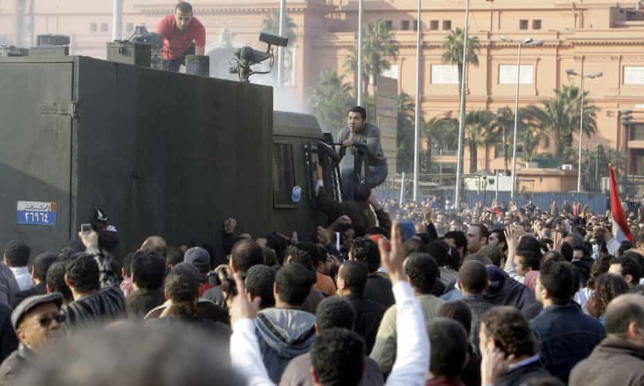 Протестуючі встановлюють водяні гармати під час антиурядової демонстрації 25 січня 2011 року.