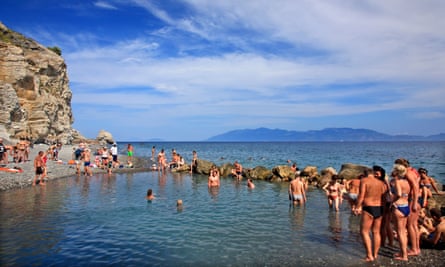 Les personnes bénéficiant d'un spa naturel aux sources thermales de la plage de Therma (ou Empros Thermes), île de Kos, Dodécanèse, Grèce.