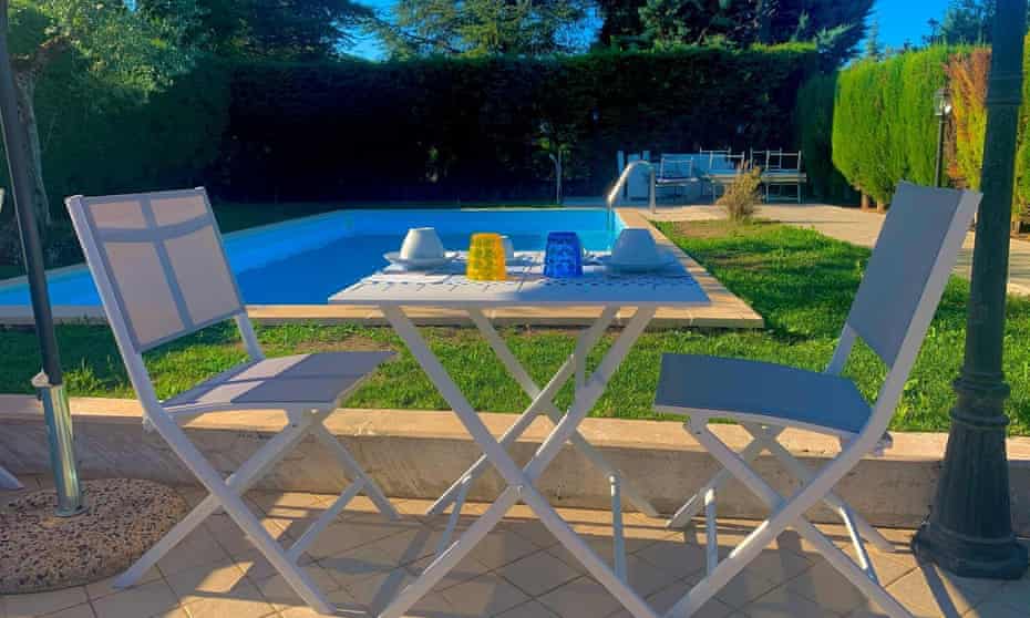 Breakfast by pool at B&B La Sorgente