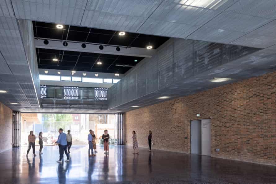 Royal College of Art'ın yeni Battersea binasındaki 'hangar' halka açık olacak.