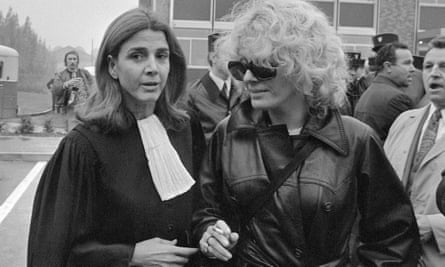 Halimi (left) in October 1972 with the actor Delphine Seyrig during the trial of Marie-Claire Chevalier, a woman accused of illegal abortion