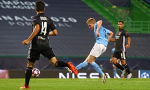 Kevin De Bruyne of Manchester City scores his team’s equaliser.