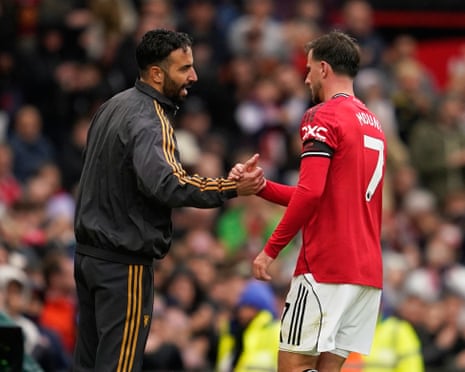 O goleiro Senne Lammens em sua estreia pelo Manchester United.