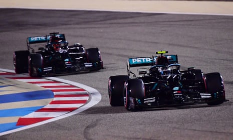 Valtteri Bottas leads George Russell during qualifying for the Sakhir F1 GP