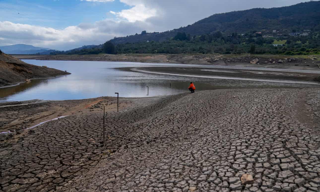 Los colombianos son instruidos a ducharse en pareja debido a la sequía que afecta el suministro de agua en la capital.
