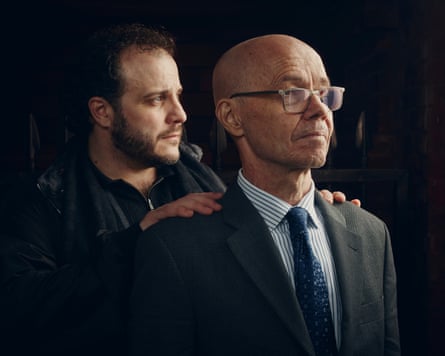 वुल्फगँग डग्लस, 39, आणि अल्बर्ट डग्लस, 63, यांनी लंडनमध्ये फोटो काढले