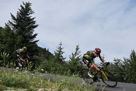 Jonas Vingegaard descends