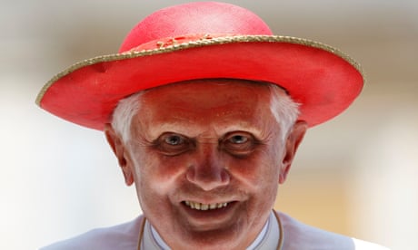 El Papa Benedicto XVI con sombrero de Saturno