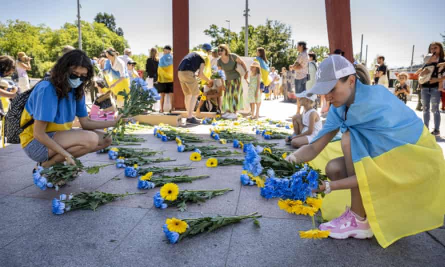Blue and yellow flowers were assembled during the demonstration.