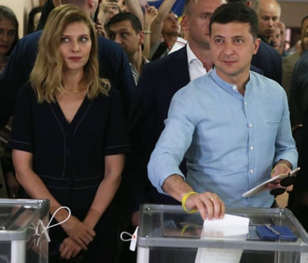 Ukrainian President Volodymyr Zelensky casts his ballot next to his wife Olena (L) at a polling station in Kiev, Ukraine, on July 21, 2019